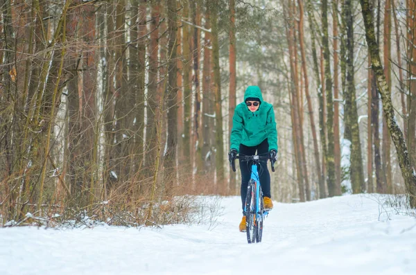 Ποδηλάτη Ποδήλατο Cyclocross Μονοπάτια Μέσα Στο Χιονισμένο Δάσος Χειμώνα Χειμερινή — Φωτογραφία Αρχείου