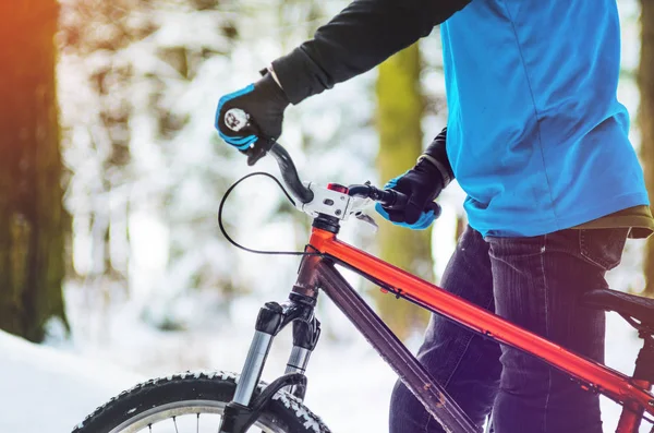 Men Rider Pushes Extreme Mountain Bike Winter Snow Covered Forest — Stock Photo, Image