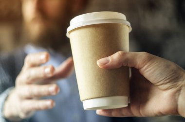 Barista kahve birine sunmaktadır. El kağıt bardak kırmak sakalını Blazer. Kahve molası kavramı