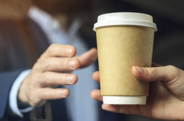 Barista kahve birine sunmaktadır. El kağıt bardak kırmak sakalını Blazer. Kahve molası kavramı