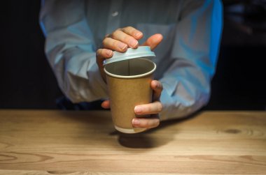 Barista kahve istemciye hizmet vermektedir. Kağıt bardak Bar counter Cappuccino plastik kap eller. Kahve iş kavramı