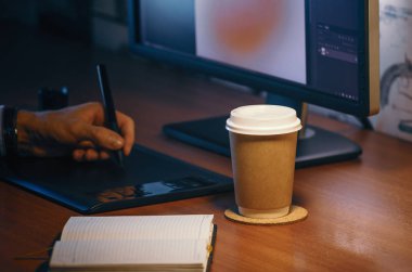 Masaüstü yan görünüm. Bilgisayar grafik Tablet günlüğü bir fincan kahve el. Web sitesi başlığı, mockup, arka plan, sunum ve pazarlama malzemesi için kavram