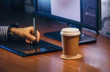 Masaüstü yan görünüm. Bilgisayar grafik Tablet günlüğü bir fincan kahve el. Web sitesi başlığı, mockup, arka plan, sunum ve pazarlama malzemesi için kavram