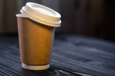 Bir fincan kahve masada. Kağıt Kupası ahşap masa plastik kap kahve beklenti. Kahve Cafe dükkanında götürün. Mockup, arka plan için kavram