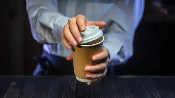 Barista Serviert Dem Kunden Kaffee Hände Papier Becher Theke Cappuccino — Stockfoto