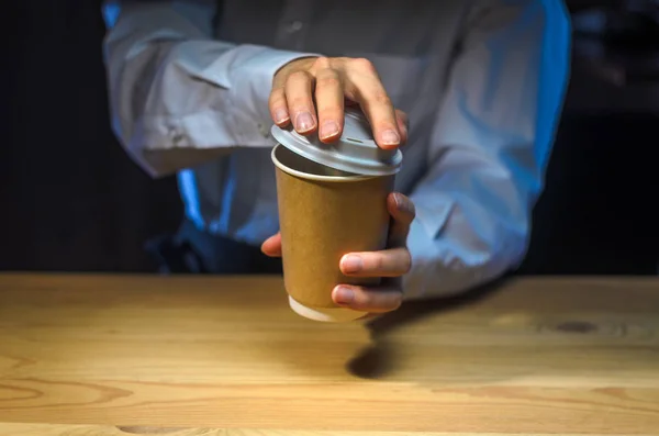 Barista Serviert Dem Kunden Kaffee Hände Papier Becher Theke Cappuccino — Stockfoto