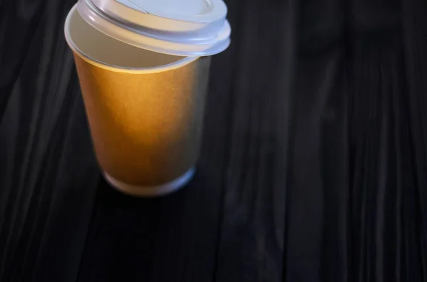 Eine Tasse Kaffee Auf Dem Tisch Papiertasse Holztisch Kunststoffkappe Kaffee — Stockfoto