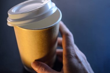 Barista kahve hizmet vermektedir. Kağıt bardak plastik kahve Barista eller kahve kap. Mockup, arka plan için kavram