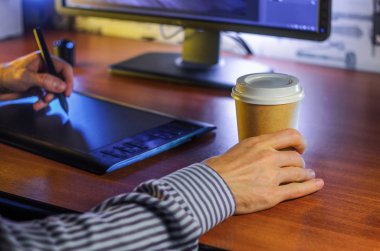 Masaüstü yan görünüm. Bilgisayar grafik Tablet fincan kahve el. Web sitesi başlığı, mockup, arka plan, sunum ve pazarlama malzemesi için kavram