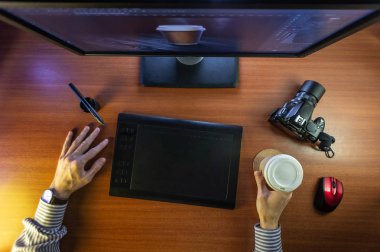 Masaüstü üstten görünüm. Bilgisayar grafik Tablet kamera fincan kahve el düz yatıyordu. Web sitesi başlığı, mockup, arka plan, sunum ve pazarlama malzemesi için kavram