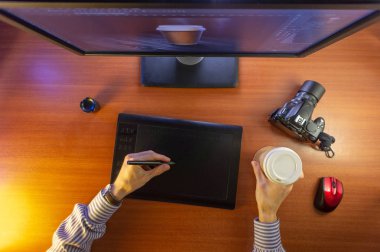 Masaüstü üstten görünüm. Bilgisayar grafik Tablet kamera fincan kahve el düz yatıyordu. Web sitesi başlığı, mockup, arka plan, sunum ve pazarlama malzemesi için kavram