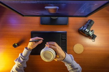 Masaüstü üstten görünüm. Bilgisayar grafik Tablet kamera fincan kahve el düz yatıyordu. Web sitesi başlığı, mockup, arka plan, sunum ve pazarlama malzemesi için kavram