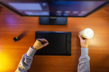 Masaüstü üstten görünüm. Bilgisayar grafik Tablet kamera fincan kahve el düz yatıyordu. Web sitesi başlığı, mockup, arka plan, sunum ve pazarlama malzemesi için kavram