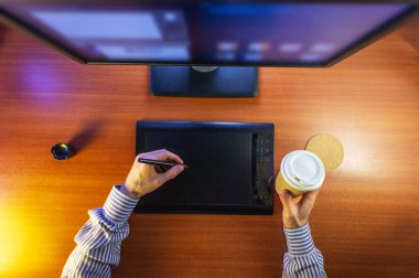 Masaüstü üstten görünüm. Bilgisayar grafik Tablet kamera fincan kahve el düz yatıyordu. Web sitesi başlığı, mockup, arka plan, sunum ve pazarlama malzemesi için kavram