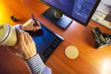 Masaüstü yan görünüm. Bilgisayar grafik Tablet günlüğü bir fincan kahve el. Web sitesi başlığı, mockup, arka plan, sunum ve pazarlama malzemesi için kavram