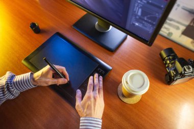 Masaüstü yan görünüm. Bilgisayar grafik Tablet günlüğü bir fincan kahve el. Web sitesi başlığı, mockup, arka plan, sunum ve pazarlama malzemesi için kavram