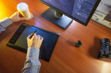 Masaüstü yan görünüm. Bilgisayar grafik Tablet günlüğü bir fincan kahve el. Web sitesi başlığı, mockup, arka plan, sunum ve pazarlama malzemesi için kavram