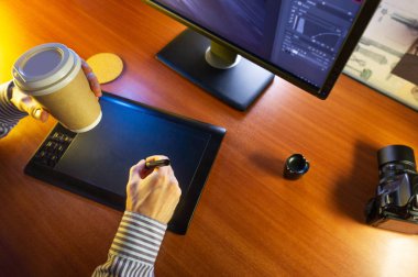 Masaüstü yan görünüm. Bilgisayar grafik Tablet günlüğü bir fincan kahve el. Web sitesi başlığı, mockup, arka plan, sunum ve pazarlama malzemesi için kavram