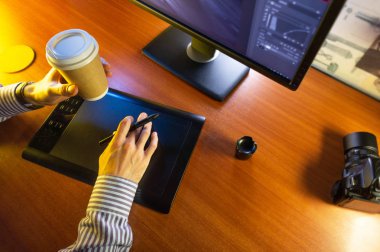 Masaüstü yan görünüm. Bilgisayar grafik Tablet günlüğü bir fincan kahve el. Web sitesi başlığı, mockup, arka plan, sunum ve pazarlama malzemesi için kavram