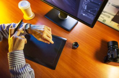 Masaüstü yan görünüm. Bilgisayar grafik Tablet günlüğü bir fincan kahve el. Web sitesi başlığı, mockup, arka plan, sunum ve pazarlama malzemesi için kavram
