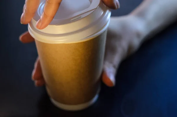 Barista Serviert Eine Tasse Kaffee Papiertasse Plastikdeckel Kaffee Barista Hände — Stockfoto