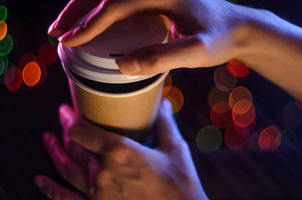 Eine Tasse Kaffee Zum Mitnehmen Auf Dem Tisch Bokeh Lichter — Stockfoto
