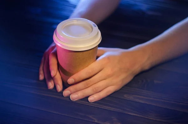 Eine Tasse Kaffee Auf Einem Holztisch Weiblichen Händen Papiertasse Kunststoffkappe — Stockfoto