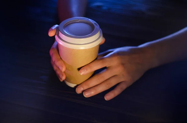 Eine Tasse Kaffee Auf Einem Holztisch Weiblichen Händen Papiertasse Kunststoffkappe — Stockfoto
