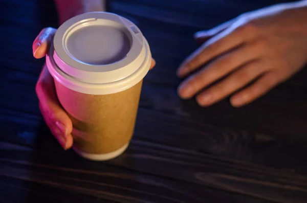 Eine Tasse Kaffee Auf Einem Holztisch Weiblichen Händen Papiertasse Kunststoffkappe — Stockfoto