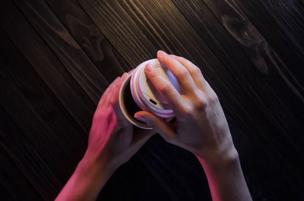 Barista Serviert Eine Tasse Kaffee Papiertasse Plastikdeckel Kaffee Barista Hände — Stockfoto