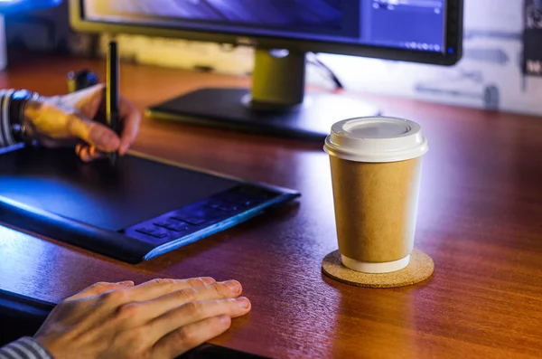 Vista Lateral Desktop Computador Gráficos Tablet Taça Café Mão Conceito — Fotografia de Stock