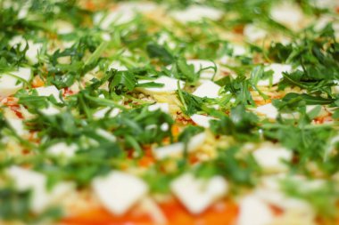 Pizza yapma işlemi. İtalyan biberli pizza mantar, ruccola, domates, mozzarella peyniri, sarmısak ve sos ile