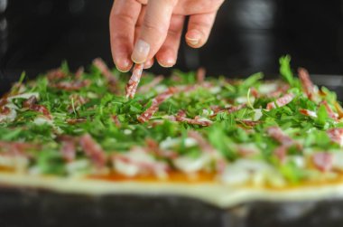 Pizza yapma işlemi. Mantar, ruccola, domates, mozzarella peyniri, sarmısak ve sos İtalyan biberli pizza. Chef malzemeler pizza için ekler.