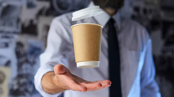 Levitando Aire Taza Papel Con Café Caliente Barista Joven Barbudo — Foto de Stock