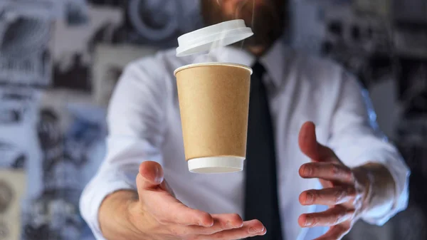 Barista Joven Barbudo Con Una Camisa Blanca Corbata Tratando Atrapar — Foto de Stock