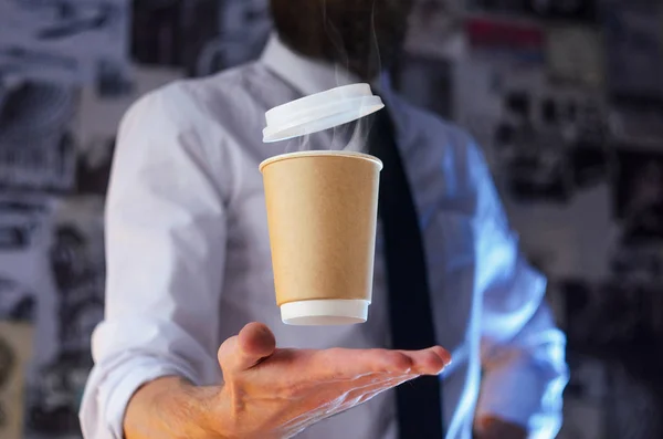 Schwebt Der Luft Papiertasse Mit Heißem Kaffee Barista Ein Bärtiger — Stockfoto