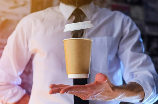 Barista Una Camisa Blanca Con Corbata Sostiene Flotando Aire Una — Foto de Stock