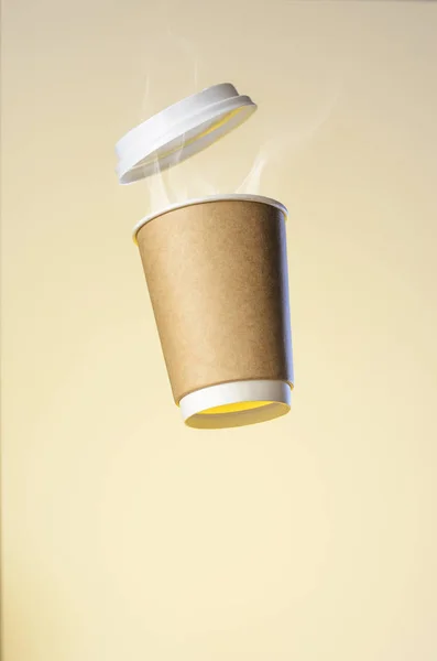 Schwebender Pappbecher Mit Verdunstung Aus Einem Heißen Kaffee Dampfschläger Aus — Stockfoto