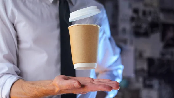 Zwevende Lucht Papier Beker Met Warme Koffie Barista Een Bebaarde Stockfoto