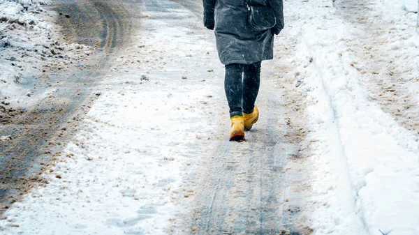 Vinterpromenad Gula Läderstövlar Bakifrån Foten Kvinna Som Går Längs Isiga — Stockfoto