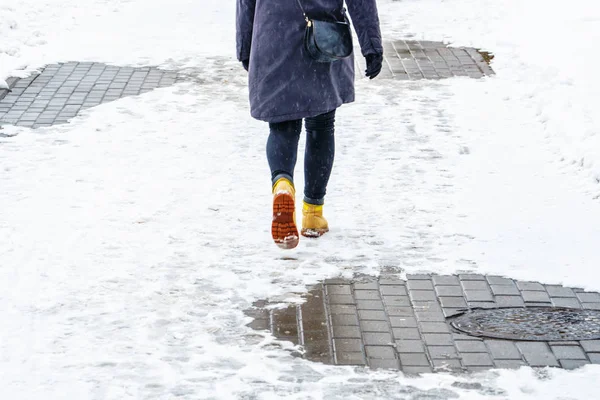 Vinterpromenad Gula Läderstövlar Bakifrån Foten Kvinna Som Går Längs Isiga — Stockfoto