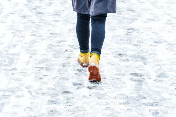 Winter Walk Yellow Leather Boots Back View Feet Women Walking — Stock Photo, Image