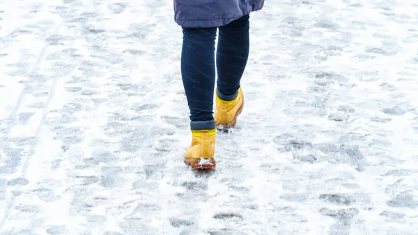 Vinterpromenad Gula Läderstövlar Bakifrån Foten Kvinna Som Går Längs Isiga — Stockfoto