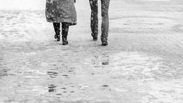 Winter Stad Gladde Stoep Achteraanzicht Voeten Van Mensen Lopen Langs — Stockfoto