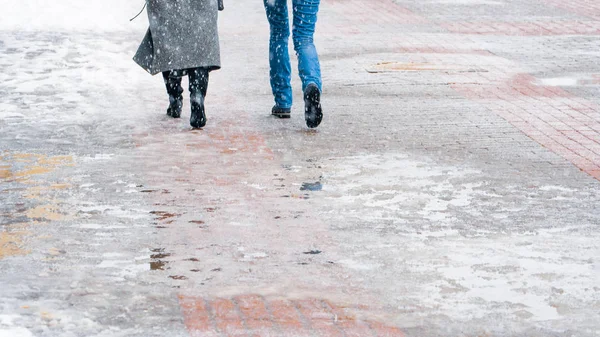 Vinterstaden Hala Trottoaren Bakifrån Fötterna Människor Som Gick Längs Isiga — Stockfoto