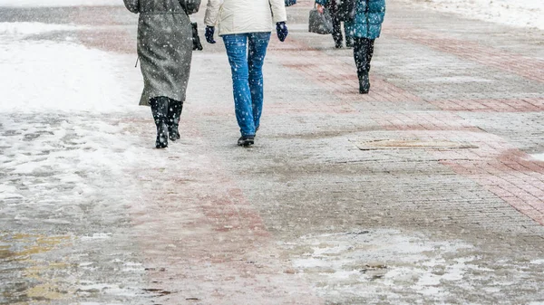 Vinterstaden Hala Trottoaren Bakifrån Fötterna Människor Som Gick Längs Isiga — Stockfoto