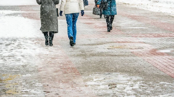 Winter Stad Gladde Stoep Achteraanzicht Voeten Van Mensen Lopen Langs — Stockfoto