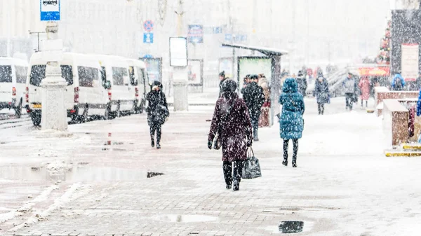 Blizzard Stadsmiljö Skara Rusar Människor Snöfall Abstrakta Suddiga Vintervädret Bakgrund — Stockfoto