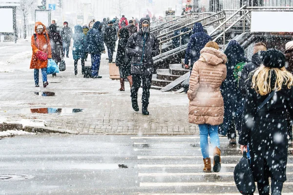 Blizzard Stadsmiljö Folksamling Rusar Övergångsställe Snöfall Abstrakta Suddiga Vintervädret Bakgrund — Stockfoto