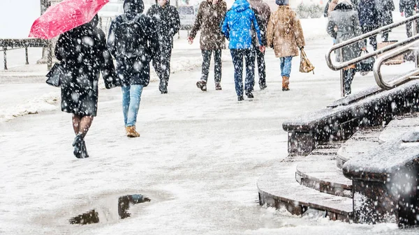 Blizzard Stadsmiljö Siluett Kvinna Med Ett Rött Paraply Folkmassa Rusande — Stockfoto